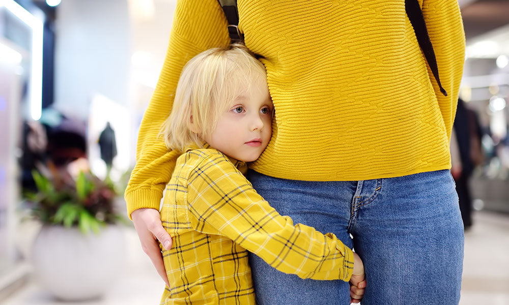 母親と抱き合う少年