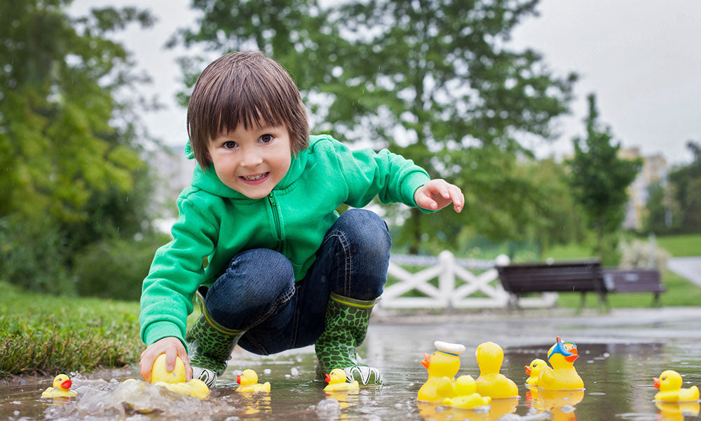 水たまりで遊ぶ少年