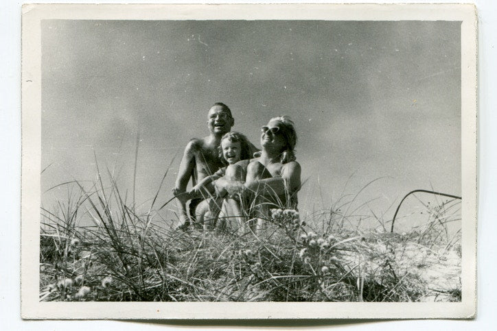 kid enjoying sun with grandparents