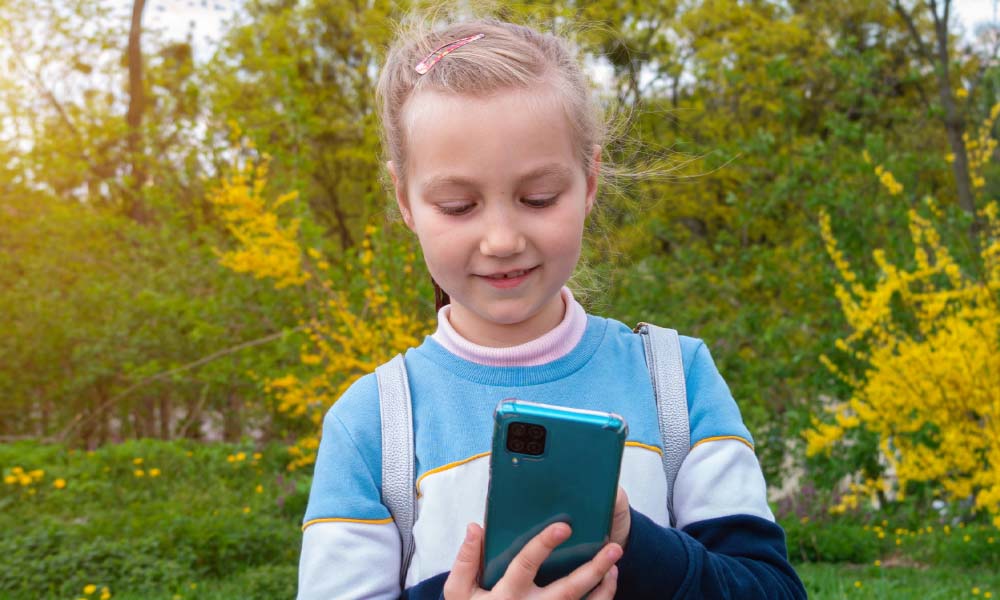 girl with phone