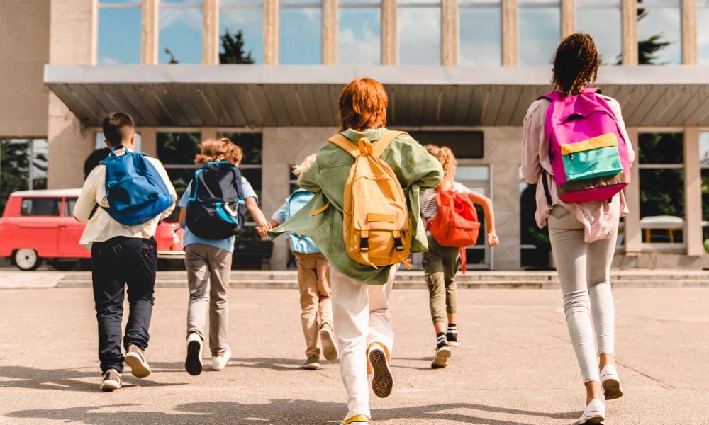 学校に戻る子供たち