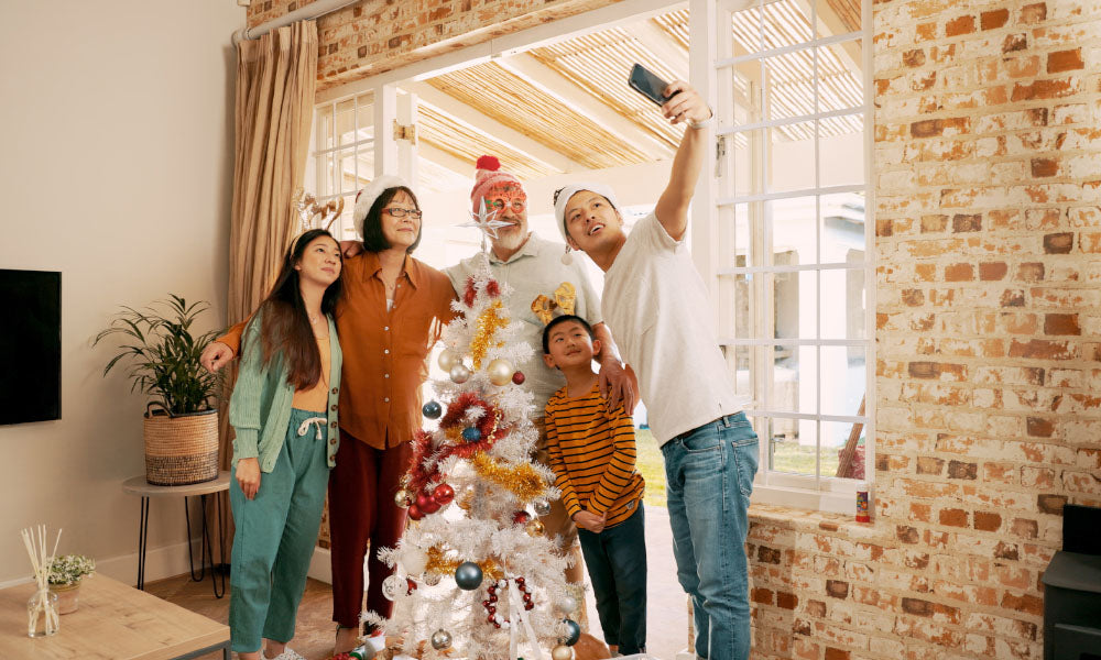 クリスマスパーティーで自撮りする家族
